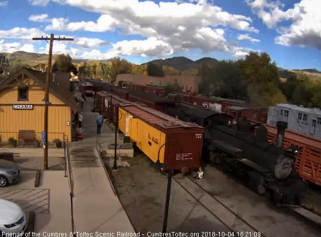 2018-10-03 The 463 is slowing as it passes the depot.jpg