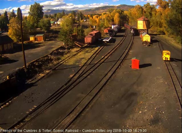 2018-10-05 The 489 is up to the tank as the end of the train is still in the curve.jpg