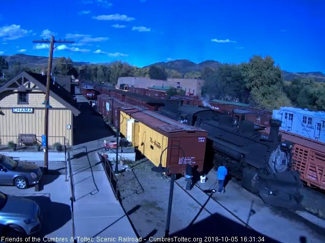 2018-10-05 The 489 comes slowly by the cleaning crew as the engineer awaits the conductor's signal to stop.jpg