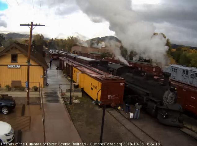 2018-10-08 The 489 comes slowly past the cleaning crew as the engineer waits for the signal to stop.jpg