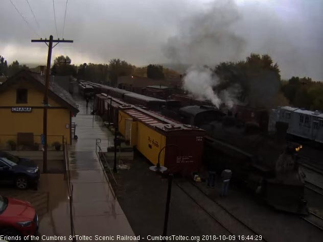 2018-10-09 The 487 is slowing as it passes the cleaning crew.jpg