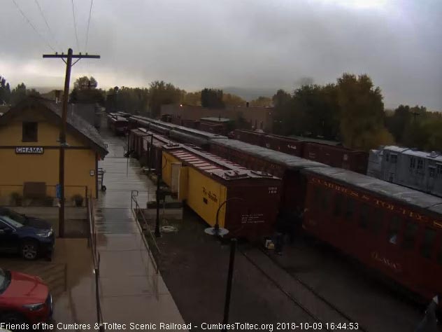 2018-10-09 The train is stopped and we can just about see the conductor putting down a step box.jpg