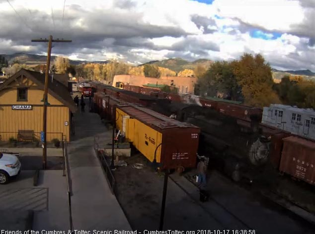 2018-10-17 The 488 passes the waiting cleaning crew.jpg