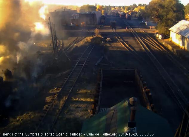 2018-10-20 The hostlers are cleaning the fire as a cloud of the ash rises around the 463.jpg