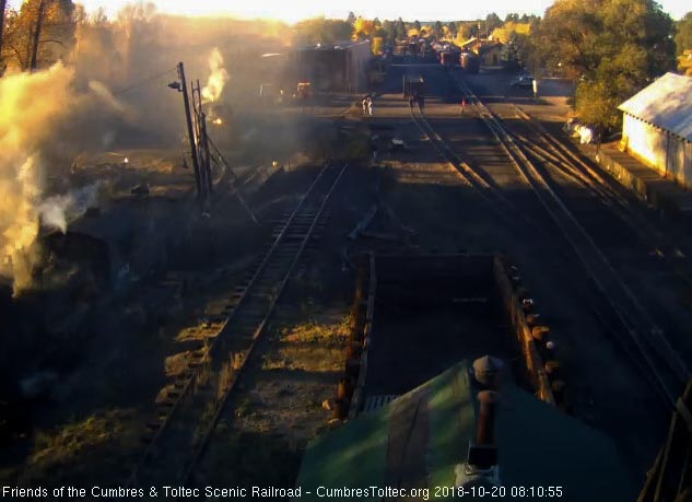 2018-10-20 The helper has pulled up behind the 463 awaiting its turn at the pit.jpg