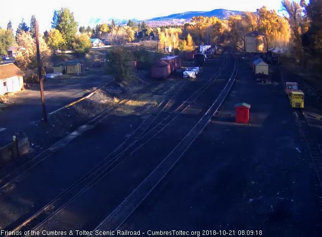 2018-10-21 The 488 has moved to the tank for water and a hostler is pulling the spout down.jpg