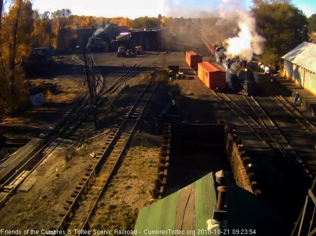 2018-10-21 The 487 has now coupled onto the 488 and the last 216 of 2018 is ready to depart.jpg