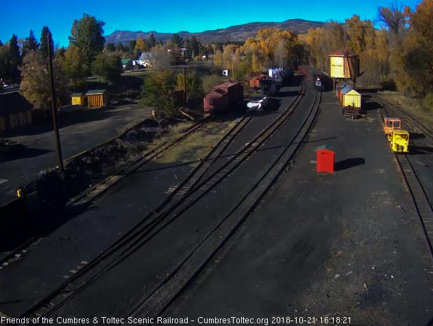 2018-10-21 The 463 is up to the tank with its 9 car train.jpg