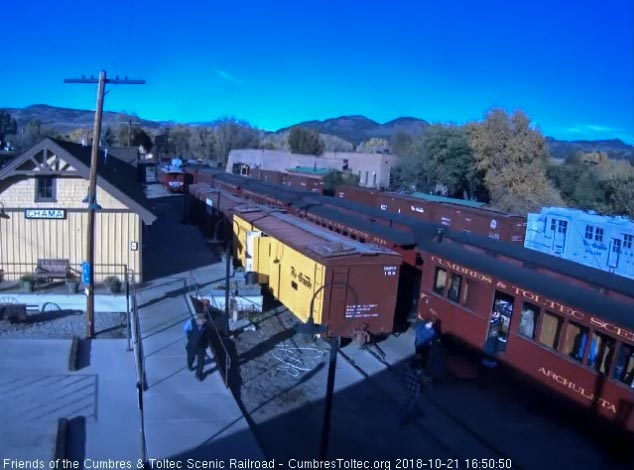 2018-10-21 Once back from the wye, they pulled the train forward enough so the staff was able to unload the cafe car of all items inside.jpg