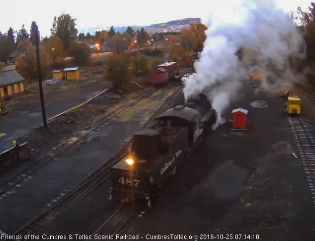 2018-10-25 The hostlers bring the 487 back toward the coal dock lead.jpg