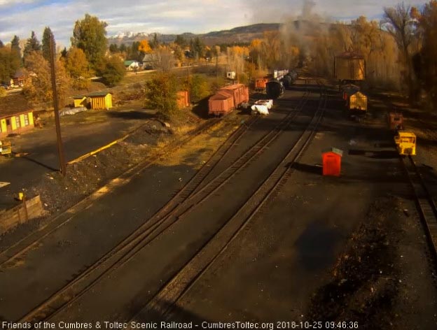 2018-10-25 The 487 is about to follow its train into the curve.jpg