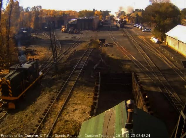 2018-10-25 The 484 now comes out of south yard tender first as 15 idles at the pit.jpg