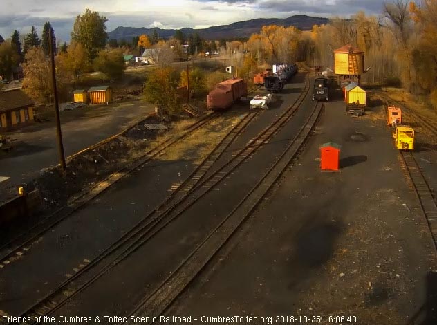 2018-10-25 The 487 passes the tank.jpg