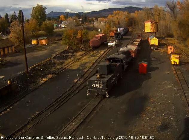 2018-10-25 The 487 comes up to the tipple with its train.jpg