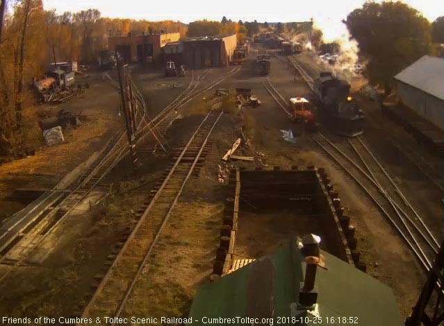 2018-10-25 The train now parked on the connector track, the 487 heads to the house.jpg
