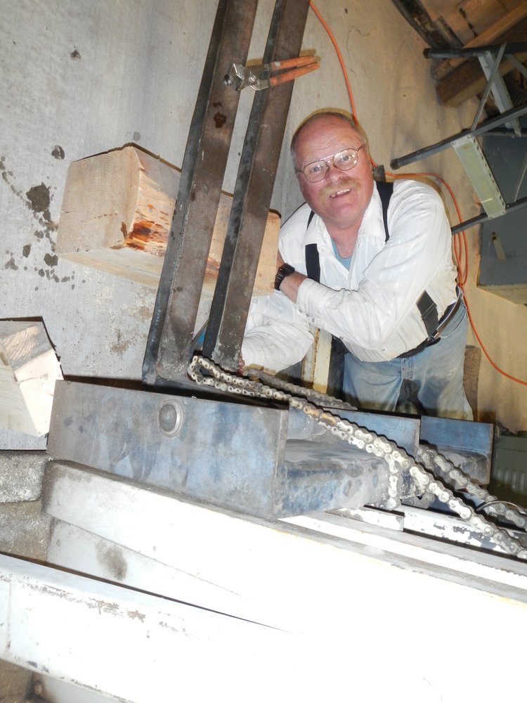 Fuzzy Anstine laying down on the job!  He's installing a rebuilt hydraulic cylinder in the pallet jack - which now works just fine..jpg