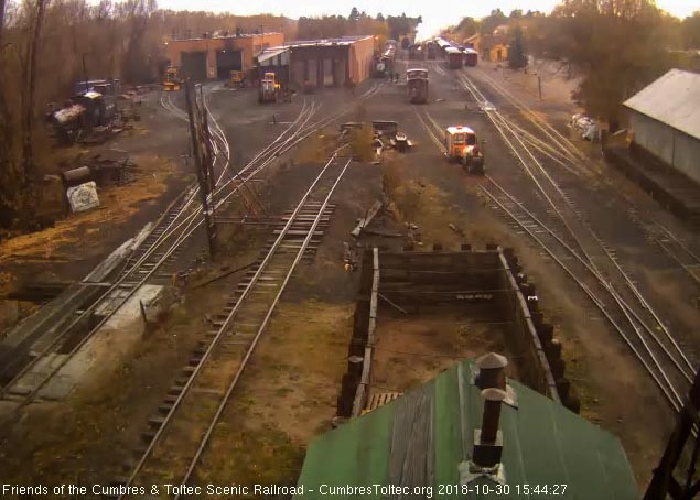 2018-10-30 The 487 has cut off from its train and the hostlers will soon take over.jpg