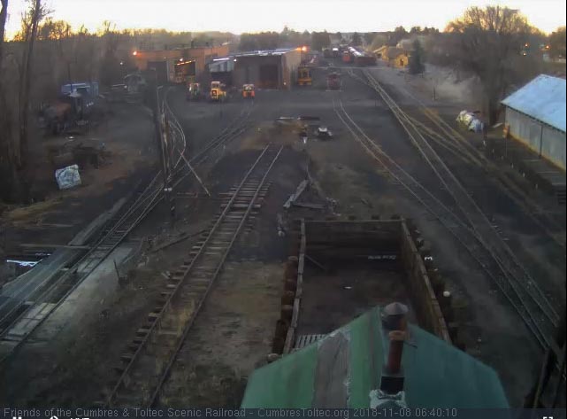 2018-11-08 The heavy loader is in the west stall probably assisting with the plow installation on 488.jpg