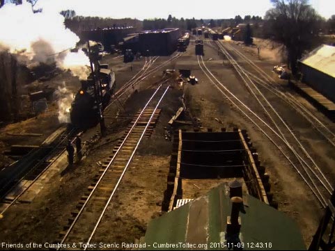 2018-11-09 The 487 comes back out as 2 hostlers watch.jpg