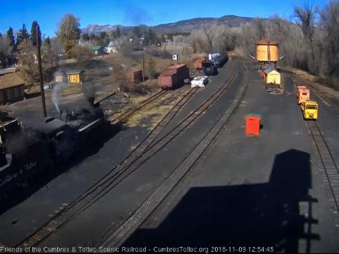 2018-11-09 The hostlers add coal to the almost empty bunker of the 487.jpg