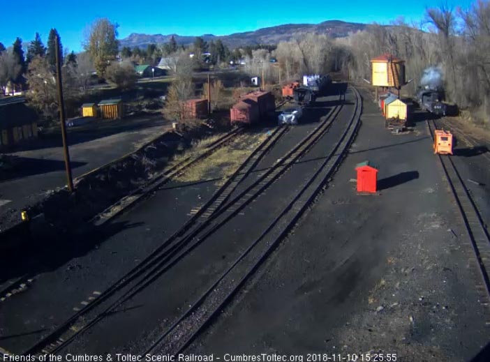 2018-11-10 The 487 steams by the tank as it heads into the house lead.jpg