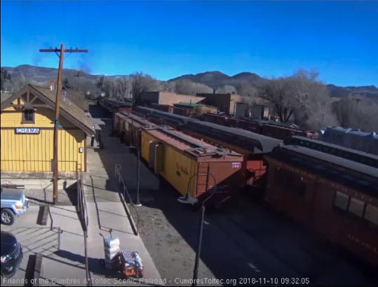 2018-11-10 The long train is in loading position but the end is still out of sight to the right.jpg