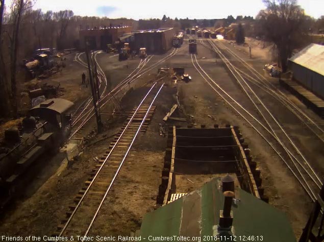 2018-11-12 15 comes out with the 489 body to move it back to the east lead.jpg