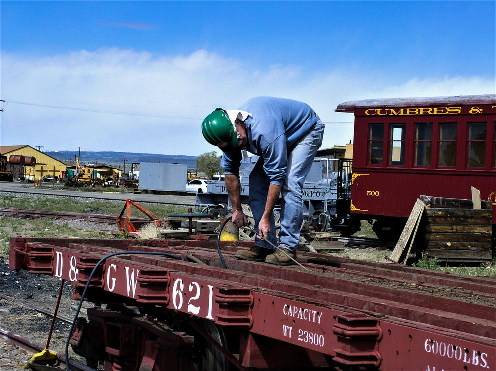 Using the air hose to clean off the center beams of 6214.jpg