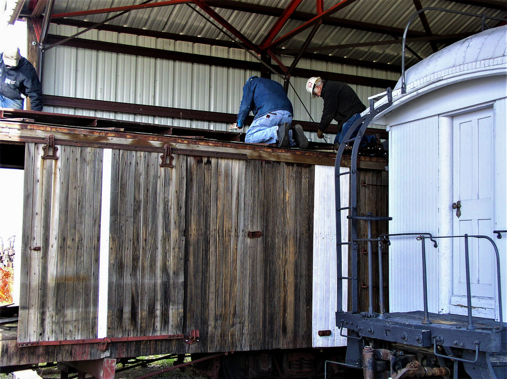 Work on the roof of box car 3159.jpg