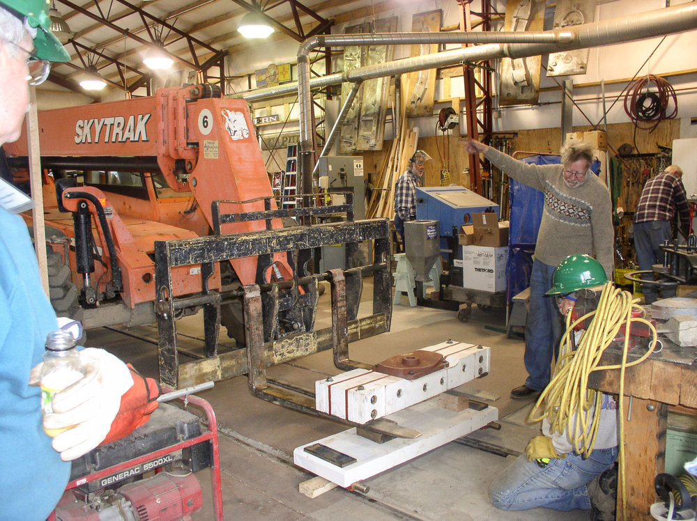 Looks like they are setting up the pieces for another passenger car truck.jpg