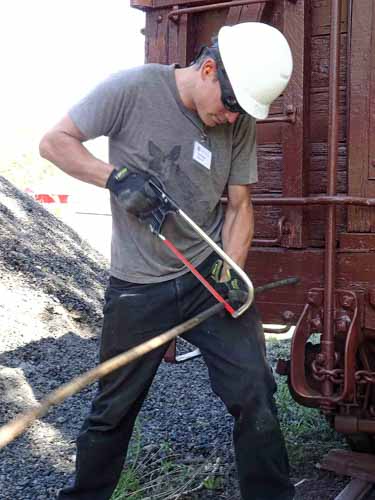 2019.06.21 Getting a length of pipe cut to size (1 of 1).jpg