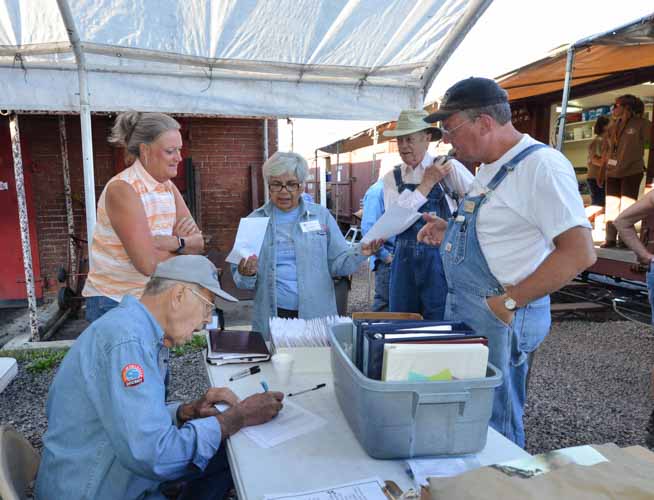 2019.07.29 Registration is underway for session E. (1 of 1).jpg