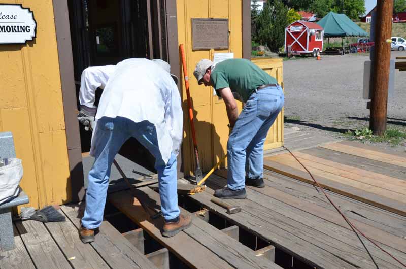 2019.07.31 Pulling up bad boards on the depot board walk (1 of 1).jpg