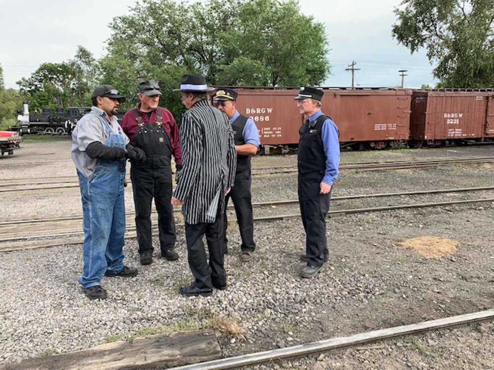2019.09.14 Mr. Bush talks to the train crew before departure (1 of 1).jpg