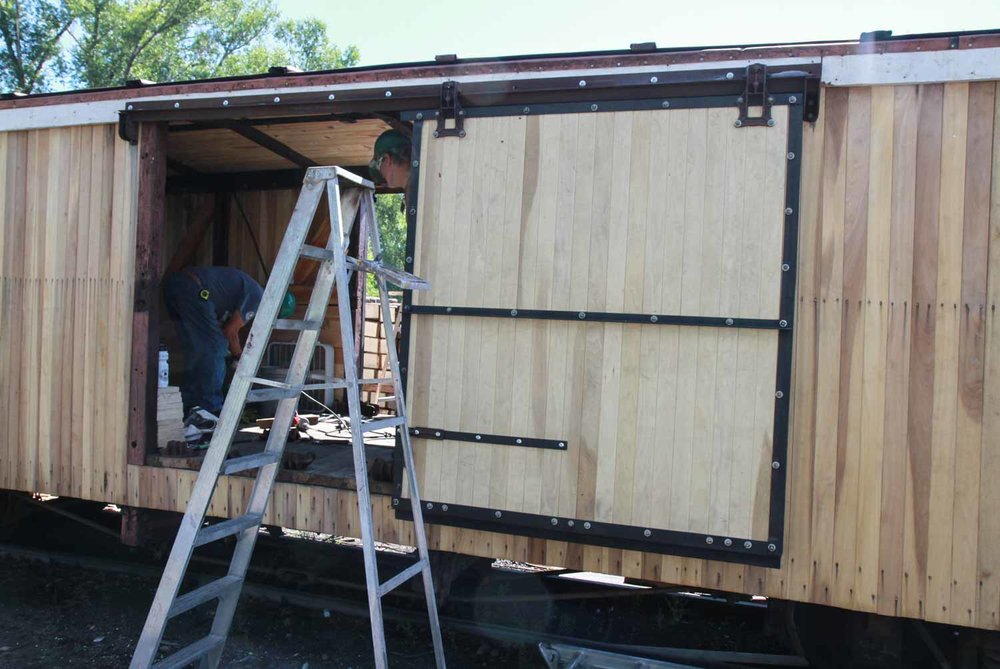 2019.07.31 The door has been hung on one side of the car (1 of 1).jpg