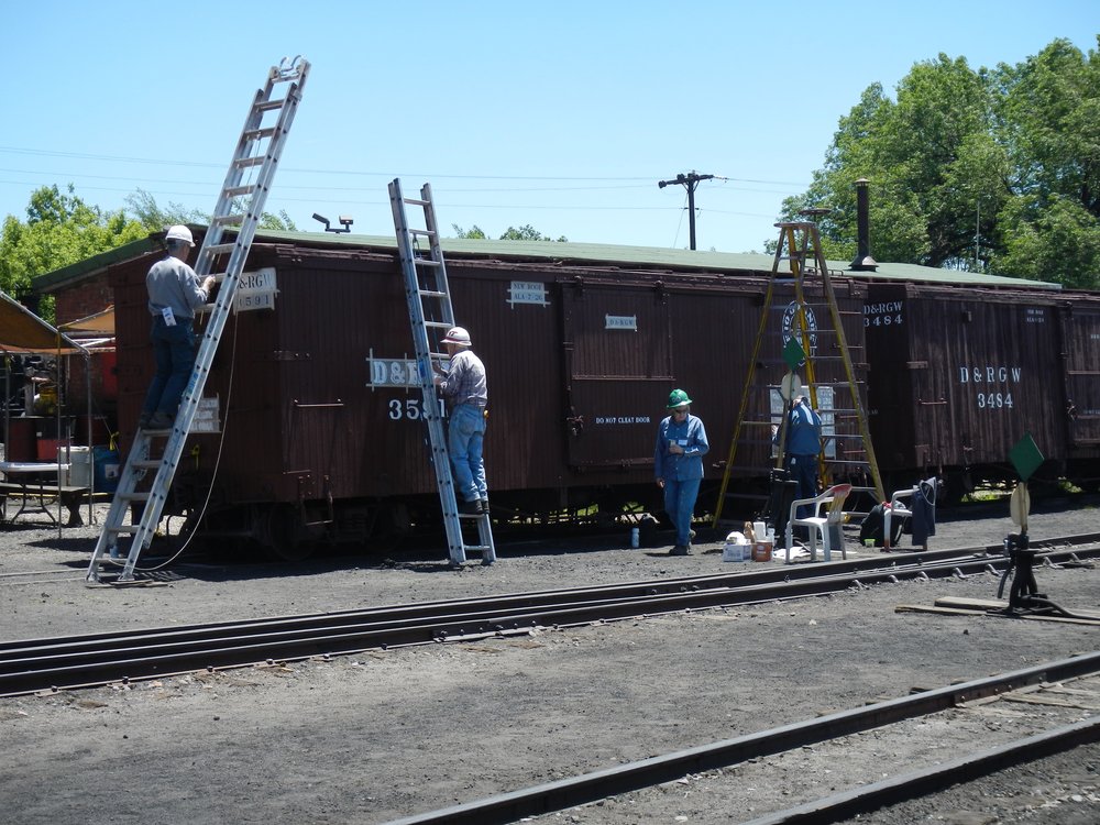 Where did all the short ladders disappear!  A large lettering team is working on the new Kitchen car.  With 7 team members it goes pretty fas!.jpg