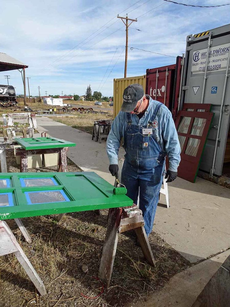 2019.09.27 da More green paint goes on the interior of the OY doors (1 of 1).jpg