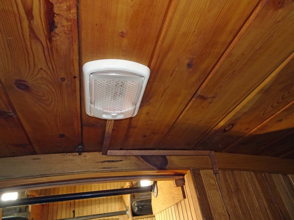 Really nice ceiling fixture in the 05365.jpg