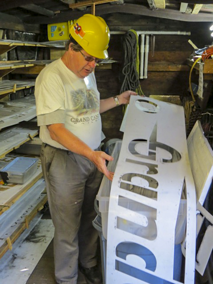 Fred Morton doing some  car lettering in Chama..jpg