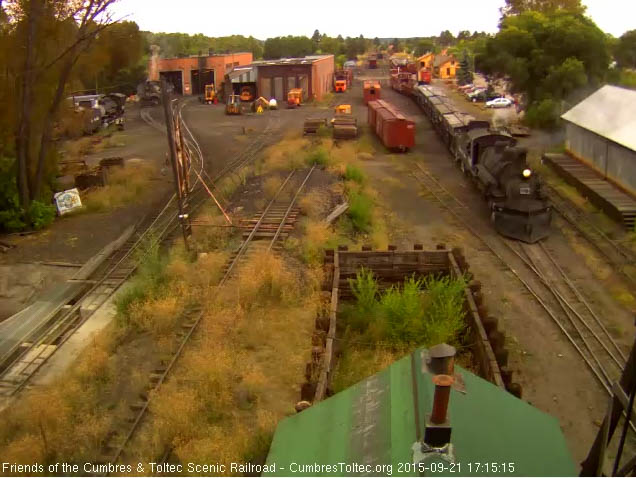 9.21.15 489 does some switching of the freight-.jpg