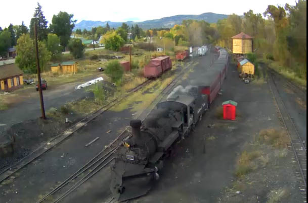 9.30.15 487 brings a 10 car 215 into Chama.jpg