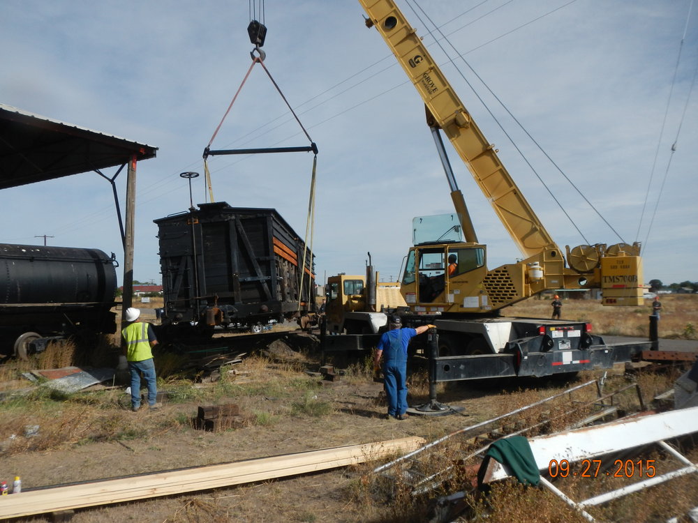 lifting stock car 5995 on to its rucks.JPG