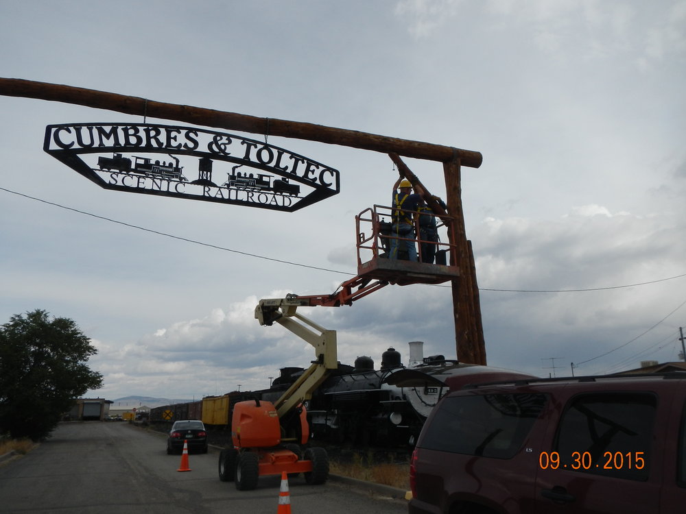 Jim McGee & Chuck D repairing Antio Yard entrance sign.JPG
