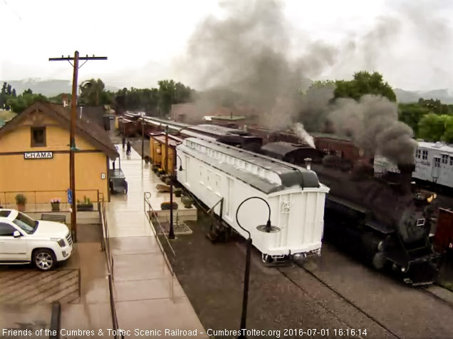 7.1.16 The 484 passes the depot with nice smoke.jpg